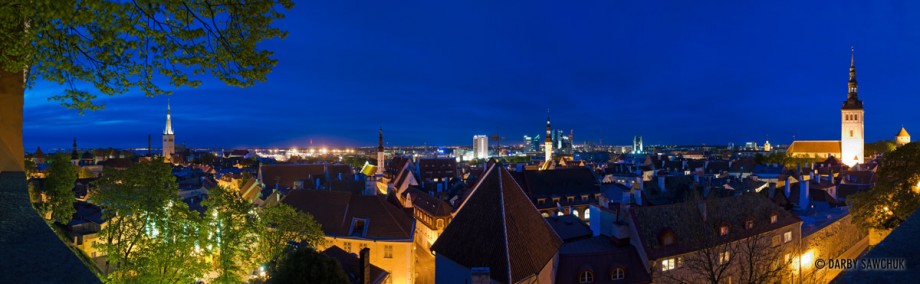 A panoramic view of Tallinn at night.