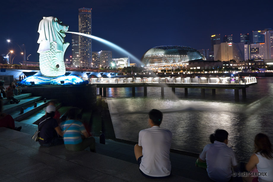 The Merlion statue on Marina Bay in Singapore at night.